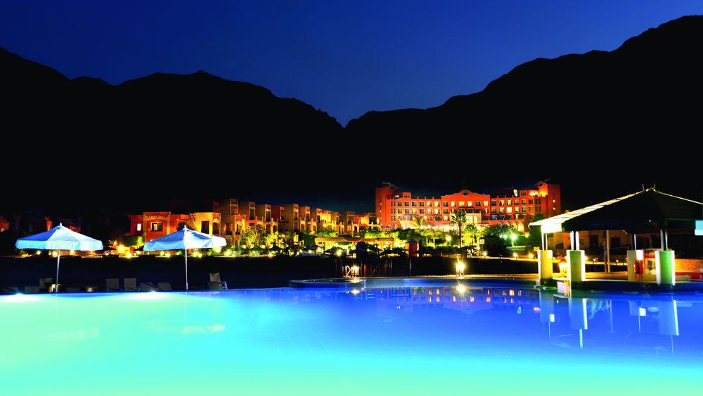 Moevenpick Resort El Sokhna Ajn Suchna Zewnętrze zdjęcie The resort at night