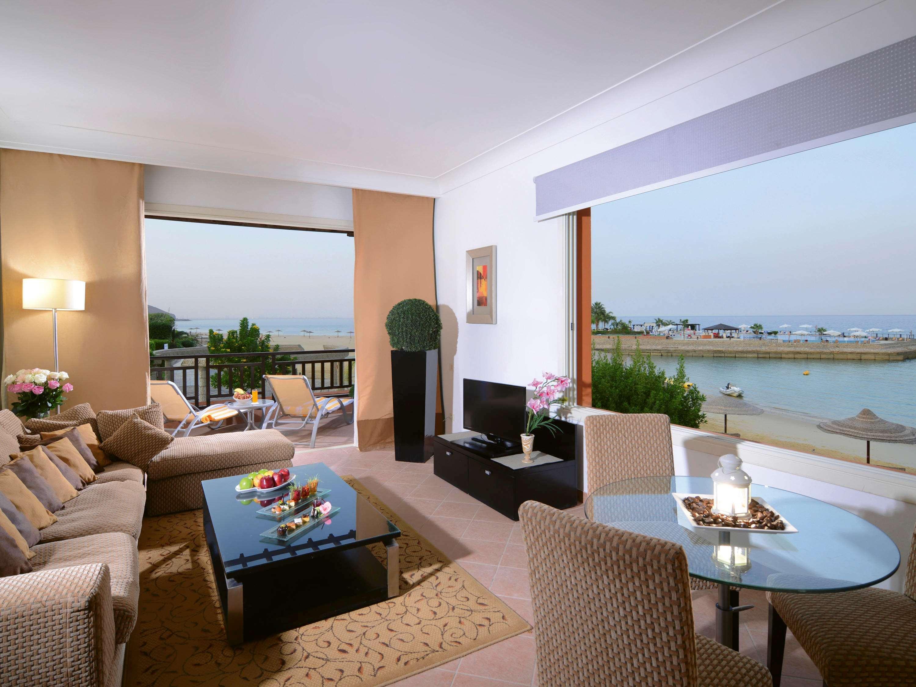 Moevenpick Resort El Sokhna Ajn Suchna Zewnętrze zdjęcie A living room in a luxury apartment