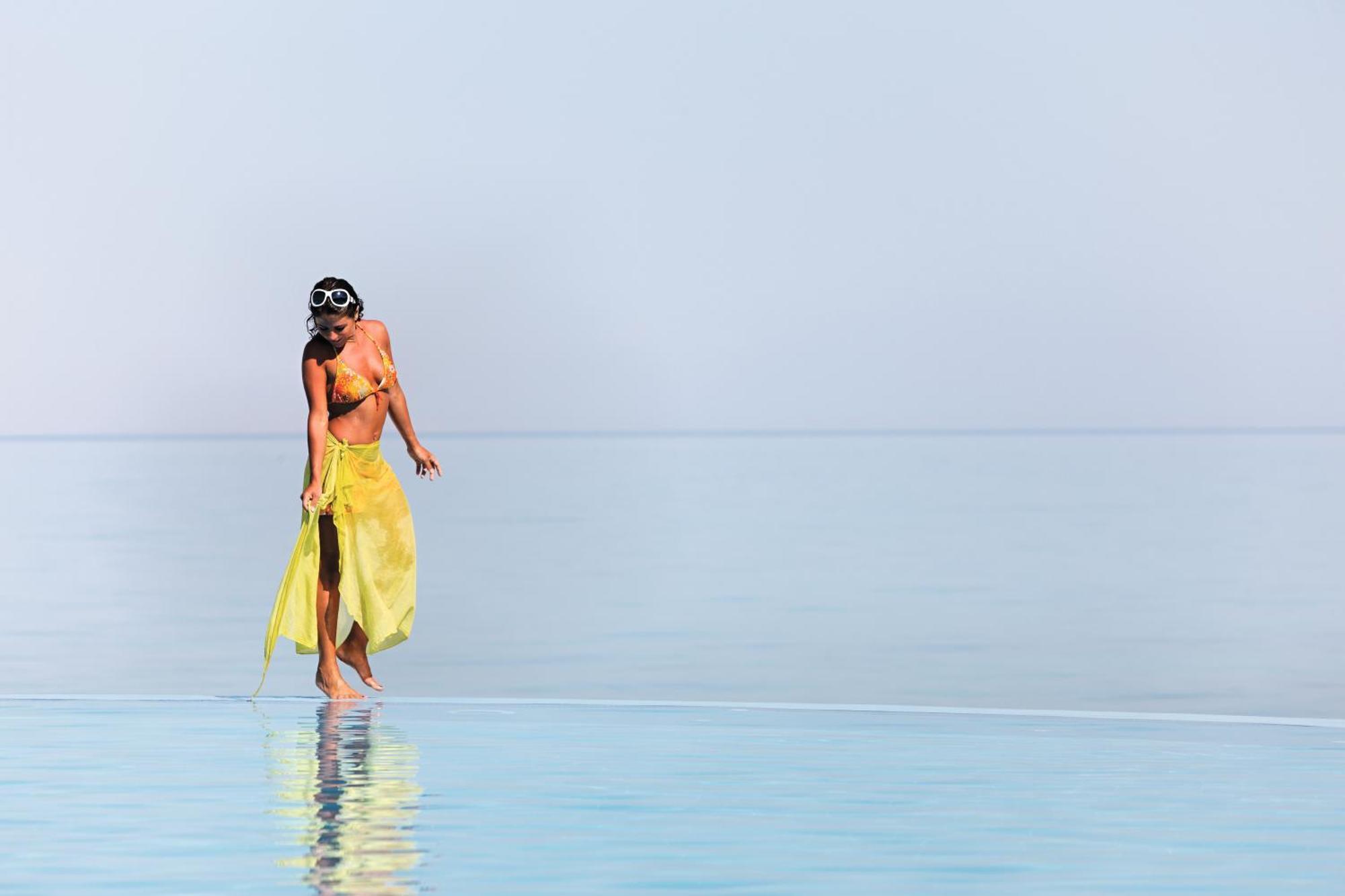 Moevenpick Resort El Sokhna Ajn Suchna Zewnętrze zdjęcie A woman in a sarong