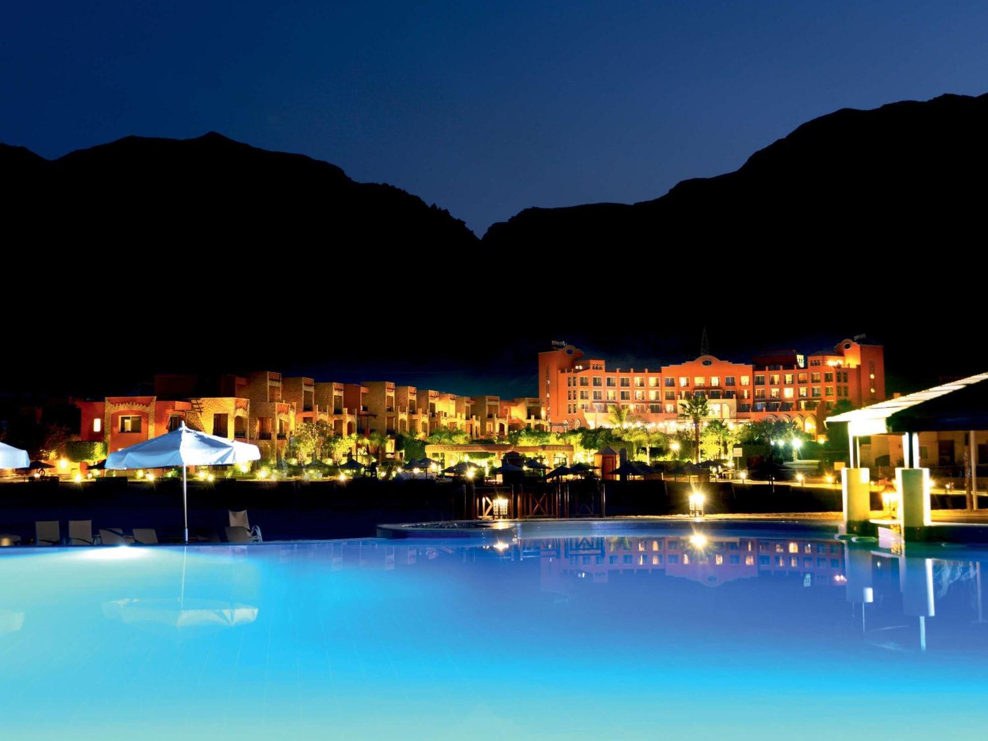 Moevenpick Resort El Sokhna Ajn Suchna Zewnętrze zdjęcie The resort at night