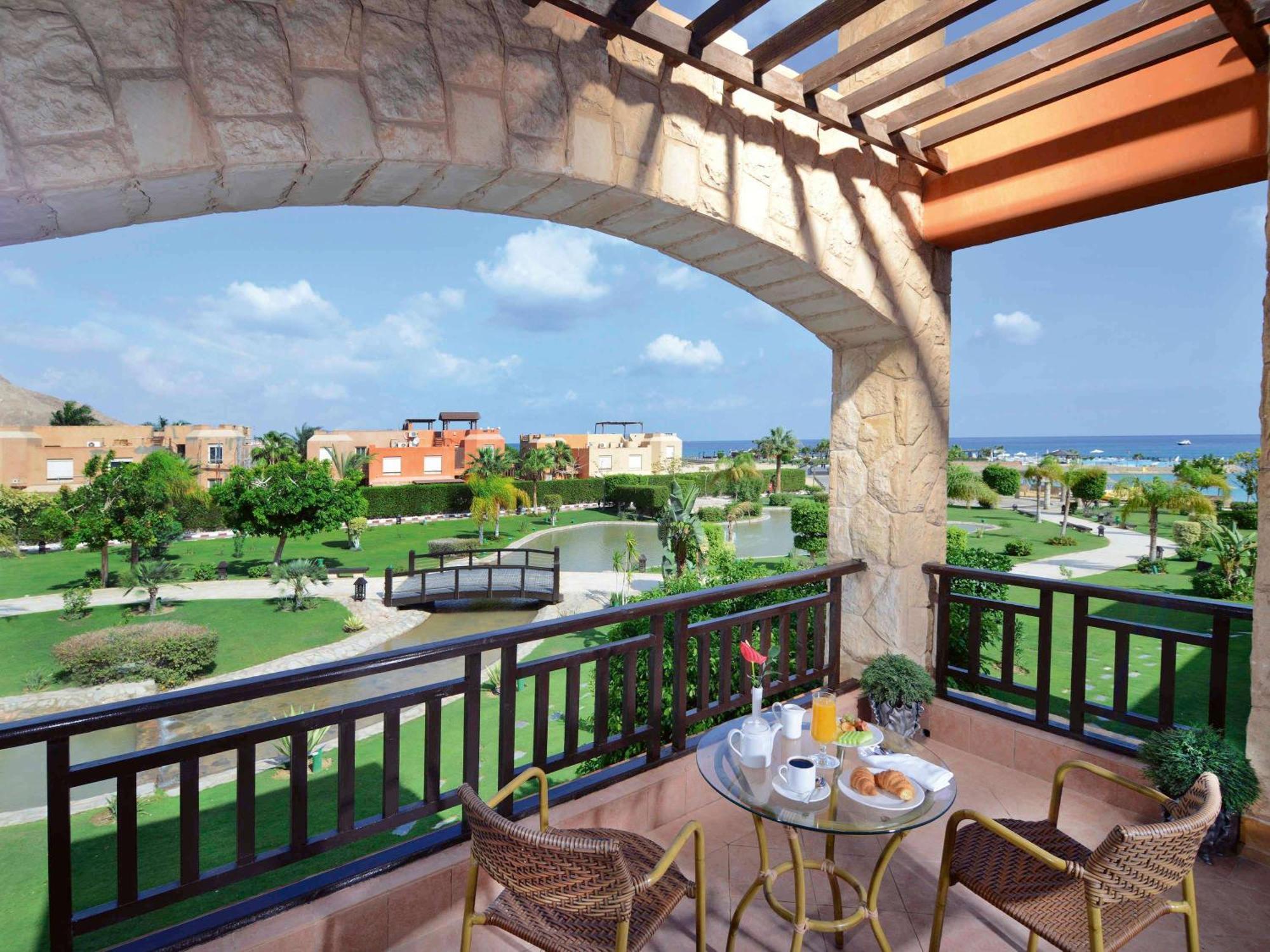 Moevenpick Resort El Sokhna Ajn Suchna Zewnętrze zdjęcie View from a balcony